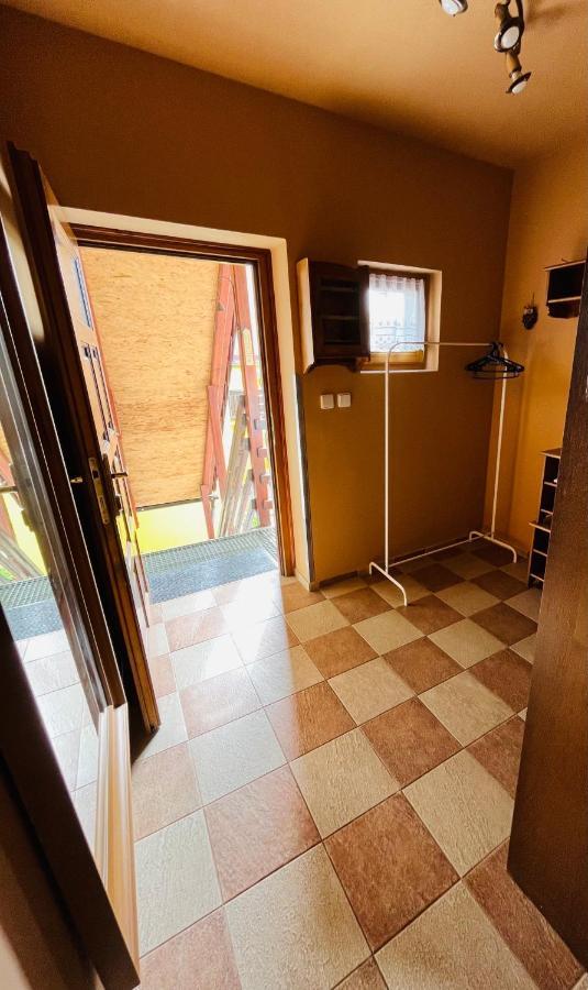 Apartman U Smrku ดวูร์กราโลเว นัด ลาเบม ภายนอก รูปภาพ